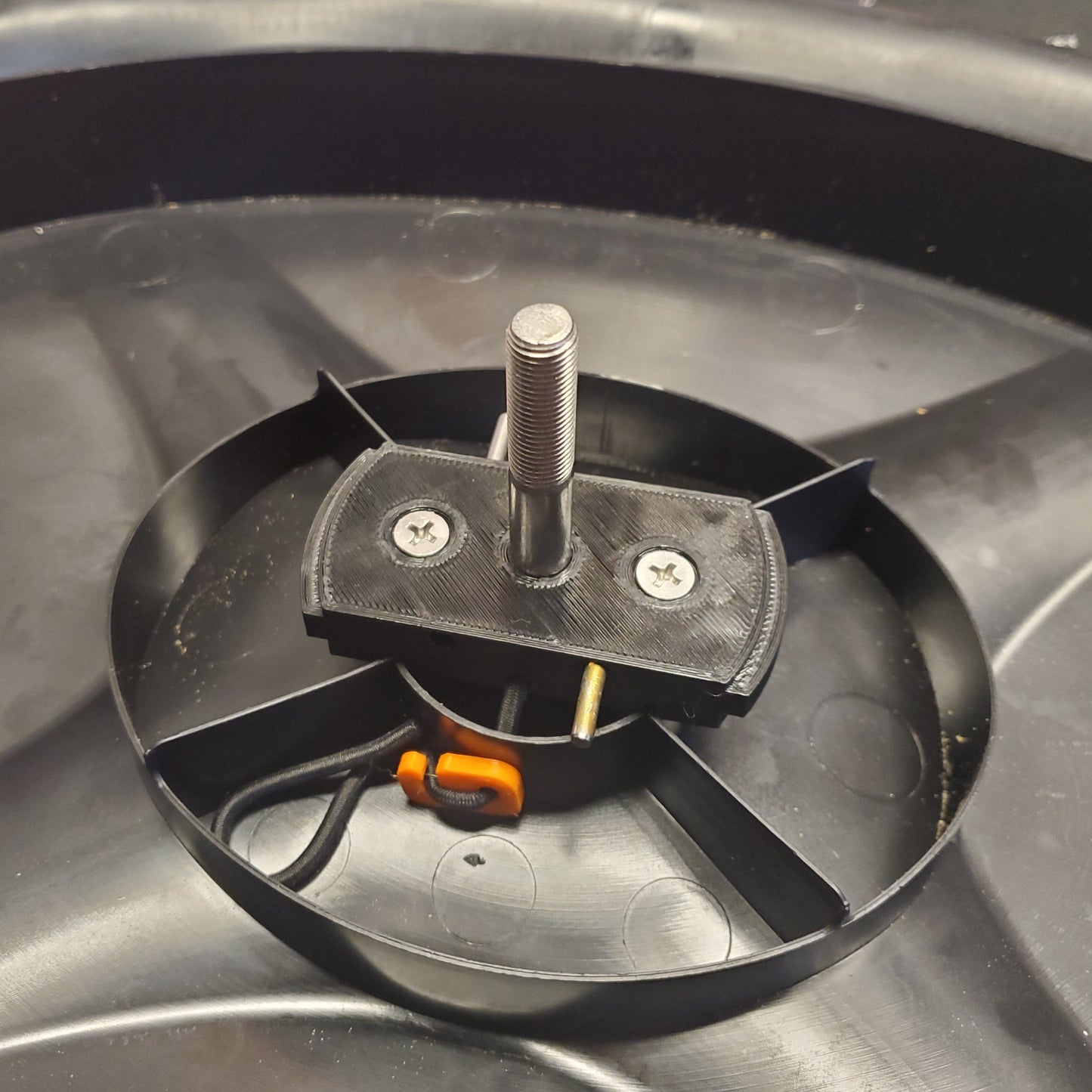 Photo of the hatch mount prop holder installed on the hatch lid