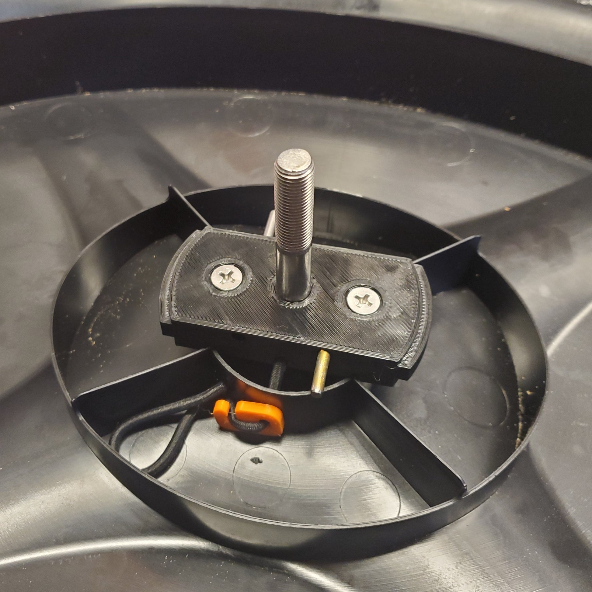 Photo of the hatch mount prop mount installed on a hatch lid