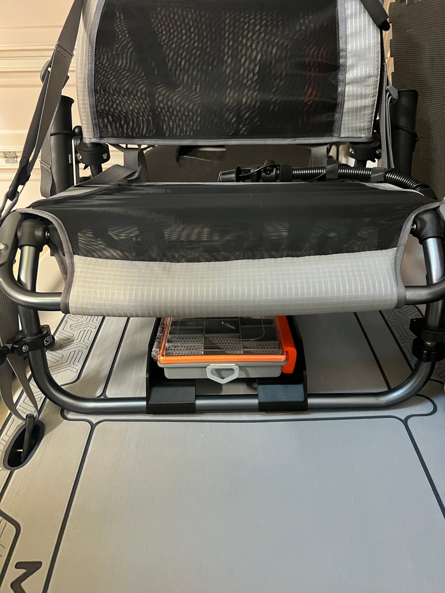 Single tray set from the front